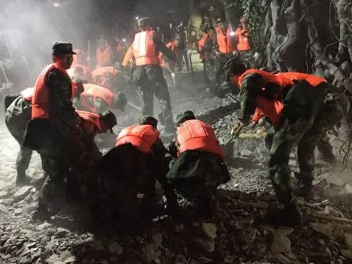 Sube a 9 cifra de muertos tras sismo en China