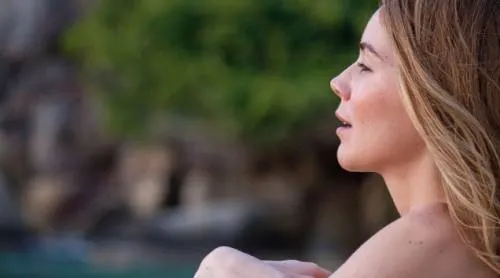 Camila Sodi ¿desnuda? en el capítulo 12 de “Luis Miguel, la serie” (FOTO)