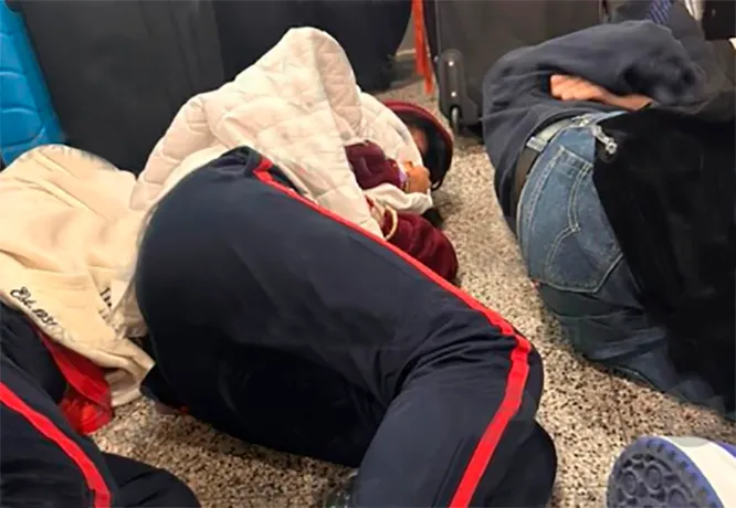 alumnos varados en el aeropuerto de Londres