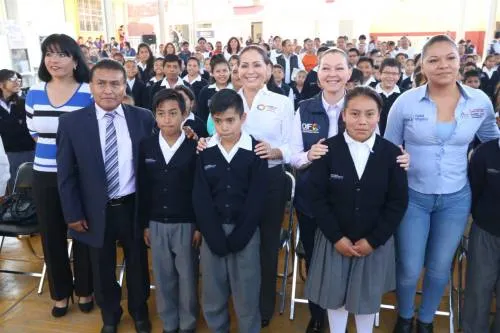 Dinorah López de Gali y Susy Angulo de Banck entregan un nuevo desayunador escolar en la capital