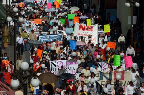 Manifestantes contra reforma al artículo 24 bloquean entrada del Congreso
