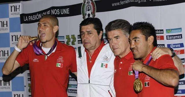 Tri llega a México; alistan homenaje por oro olímpico