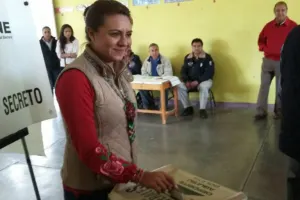 Ejerce Arely Ávila su derecho al voto