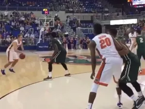 El enceste de Zach Hodskin que le da la vuelta al mundo