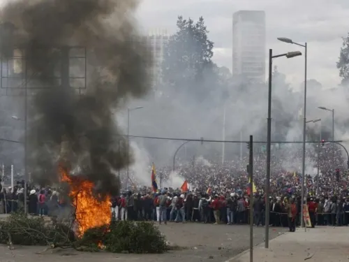 Presidente de Ecuador ordena ‘toque de queda’ ante protestas