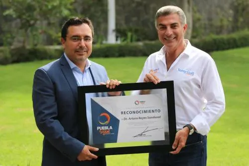 Tony Gali reconoce al poblano Arturo Reyes, creador de la vacuna contra el Zika