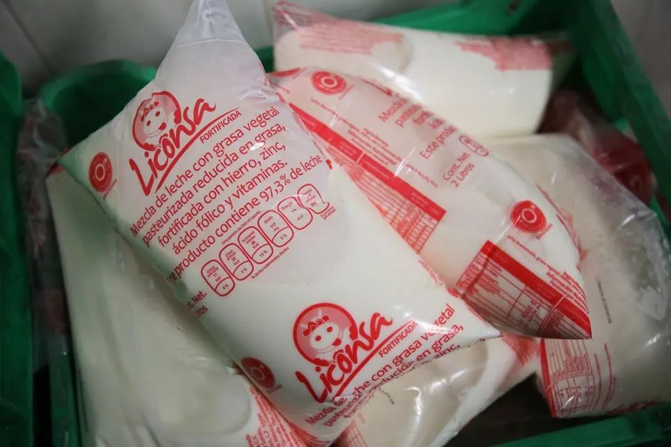 Líder de los burócratas regala leche del gobierno para buscar su reelección
