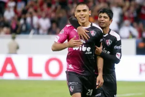 Atlas vence a los Gallos blancos 2-1