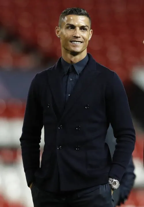 Tras acusaciones de violación Cristiano Ronaldo reaparece luciendo reloj de 2mdd
