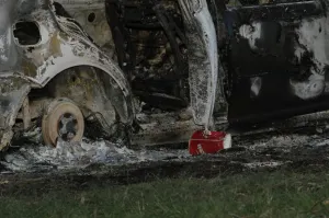 Vuelca camioneta de chupaductos y mueren calcinados