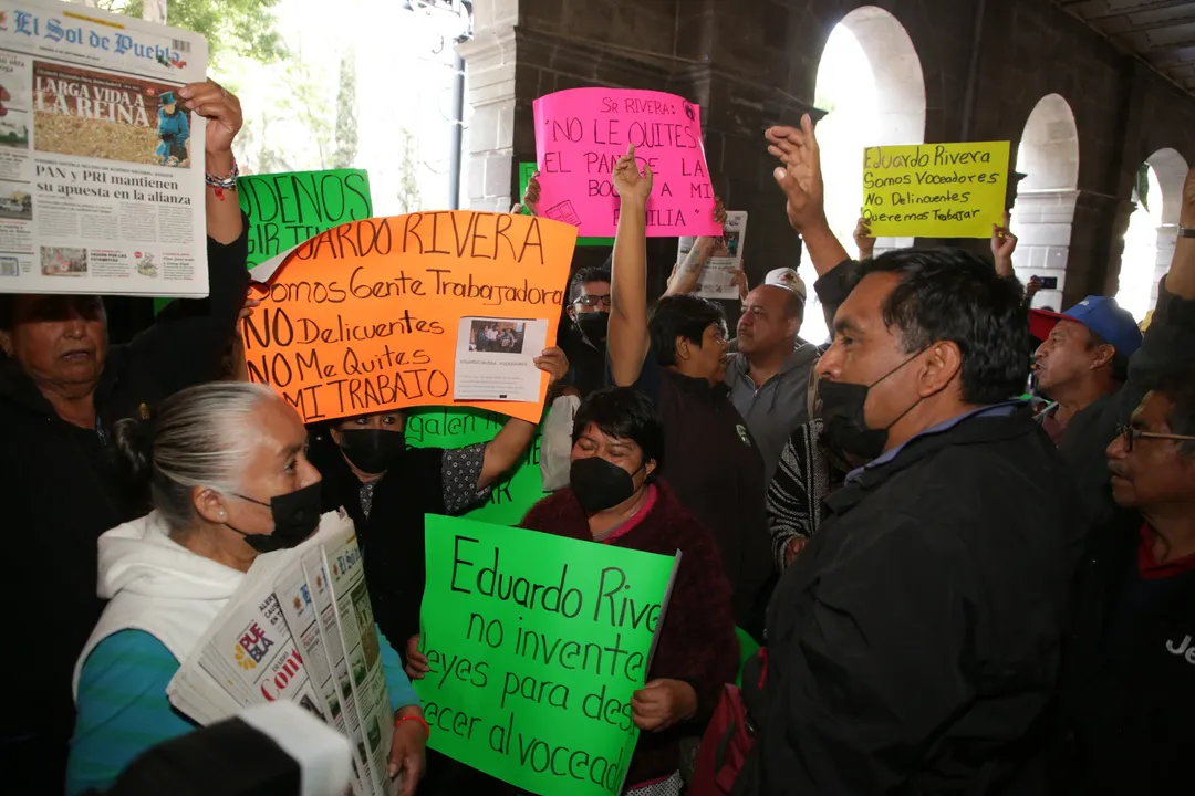 Protestan voceadores de la ciudad de Puebla y dicen ‘NO a la reubicación’