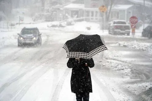 Video: Al menos 5 muertos y millones sin luz en EU por ciclón invernal