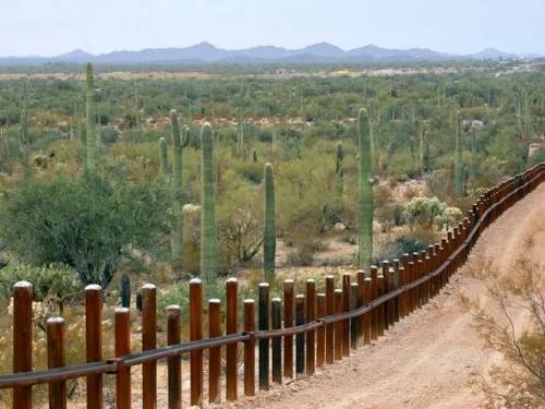 Trump pide a tribunal medida cautelar para construir el muro