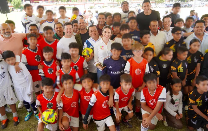 Presidente Juan Manuel Alonso inaugura talleres de fútbol Club Puebla en Texmelucan