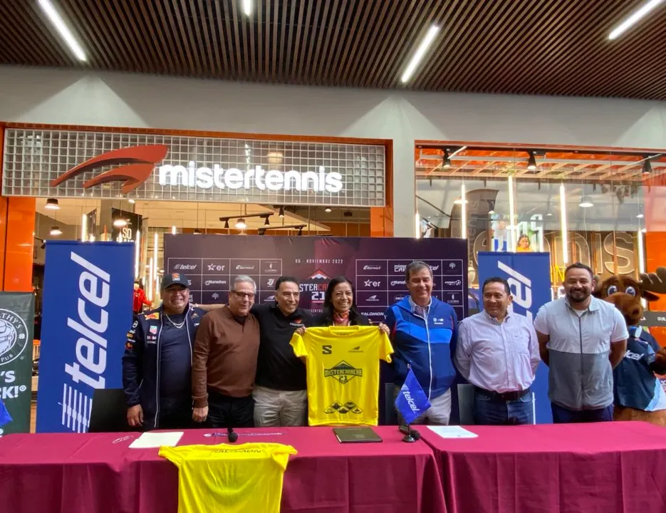 Presentan jersey y medalla conmemorativa de la Mister Carrera Atlixco 21 Aniversario