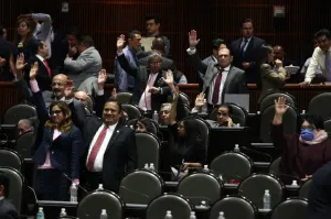 Deuda y liberación de gasolina agravan riesgo a la economía