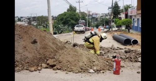 Instalación de drenaje provoca fuga  de gas natural en Santa Cruz Buenavista