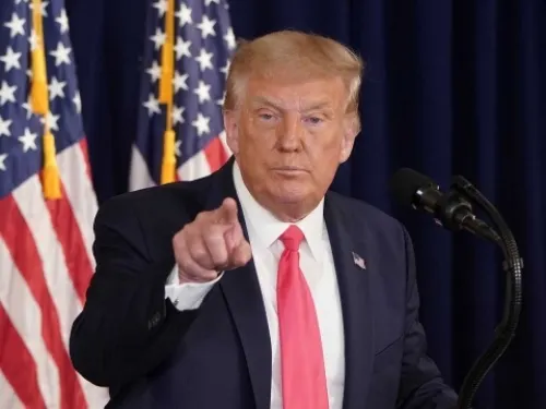 Trump firma nuevo paquete de ayuda económica ante Covid