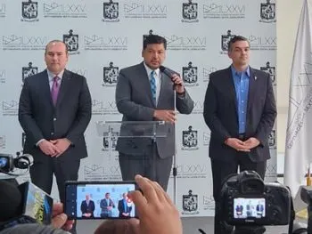 Luis Orozco renuncia a la gubernatura interina de Nuevo León para permitir regreso de Samuel García