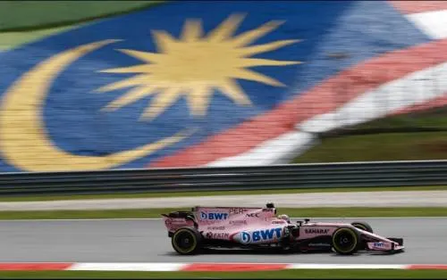 “Checo” Pérez muestra apoyo a México en el circuito de Sepang