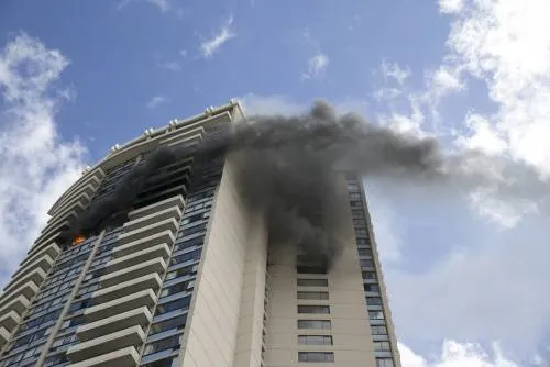 Incendio en edificio de departamentos deja 3 muertos en Hawaii