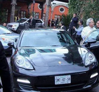 Senador del PRI presume su nuevo Porsche de casi 2 mdp