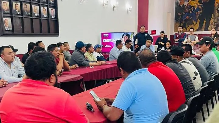 En mesa de trabajo, Ariadna Ayala escucha demandas de conductores del transporte público en Atlixco