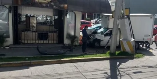 Choca camioneta contra taquería La Oriental en Circuito Juan Pablo ll