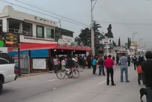 Chofer de camión mata a dos niñas y cierran carretera en Amozoc