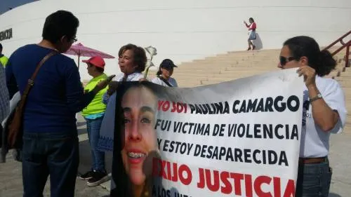 Familiares de Paulina Camargo asesinada a manos de su novio se manifestaron en Juzgados Federales
