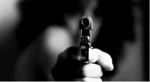 Niña de 3o de primaria amenaza con una pistola a sus compañeros