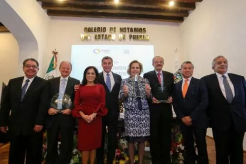 Tony Gali y Antonio Manzanero entregan reconocimientos póstumos a notarios