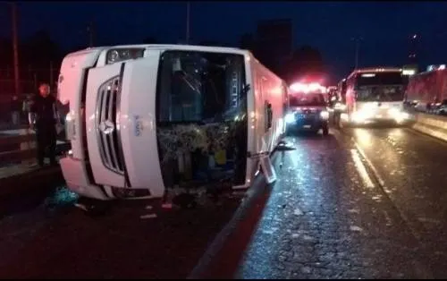 Al menos 40 lesionados, por volcadura en Zapopan