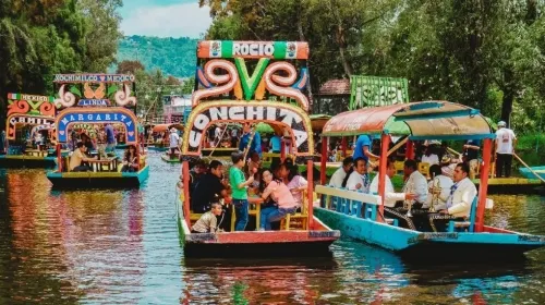 Limitan a un litro de alcohol por trajinera tras muerte de joven en Xochimilco