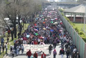 Realizan marcha en el DF por normalistas desaparecidos