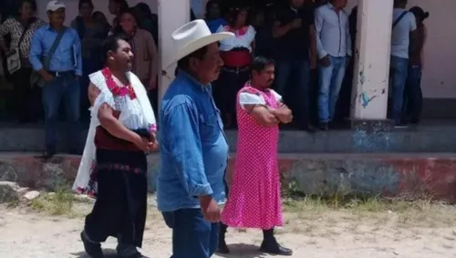 Pobladores visten de mujer a edil y síndico de Huixtán, Chiapas