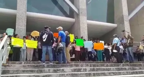 Maestros se manifiestan en la Secretaría de Finanzas para exigir la liberación de recursos