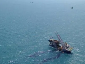 Van dos muertos por accidente en plataforma de Pemex