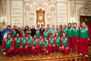 Eduardo Rivera abandera a la Selección Infantil de Basquetbol que participará en el Festival de Mini