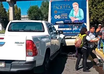 Choque de camioneta de la FGR en la Recta a Cholula, deja saldo de una mujer lesionada