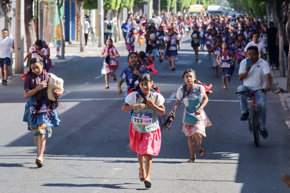 Mujeres de Coapan corren por tradición y resistencia en la 31ª Carrera de la Tortilla