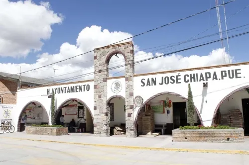 Detienen a supuesto policía municipal de Lara Grajales