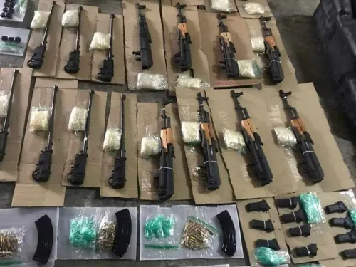 Aseguran arsenal oculto en tanque de gasolina de camioneta