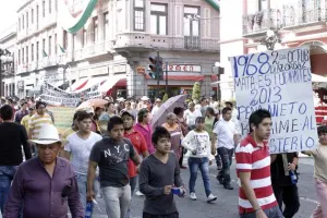 Estudiantes y organizaciones marchan conmemorando el 2 de octubre