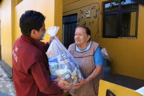 Reciben adultos mayores apoyos alimentarios por parte del SEDIF