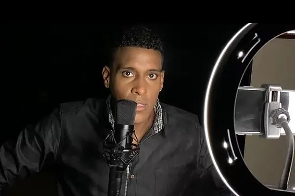 El cantante Mikaben fallece en pleno escenario