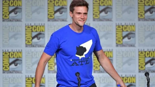 Despiden a Hartley Sawyer, actor de la serie “The Flash”, por mensajes misóginos y racistas