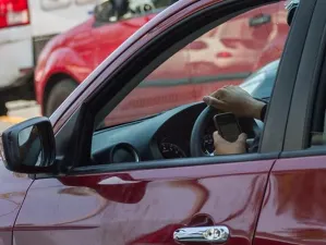 Aprueban 3 años de cárcel a quien cause un accidente vial por  chatear por celular