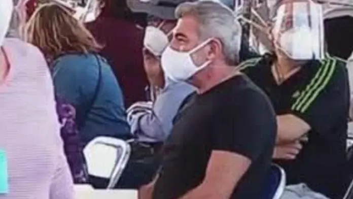 Acude Tony Gali a recibir la vacuna contra el Covid-19
