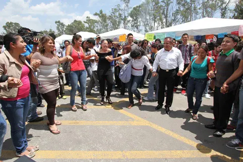 Estudiantes reciben con júbilo al rector EAI